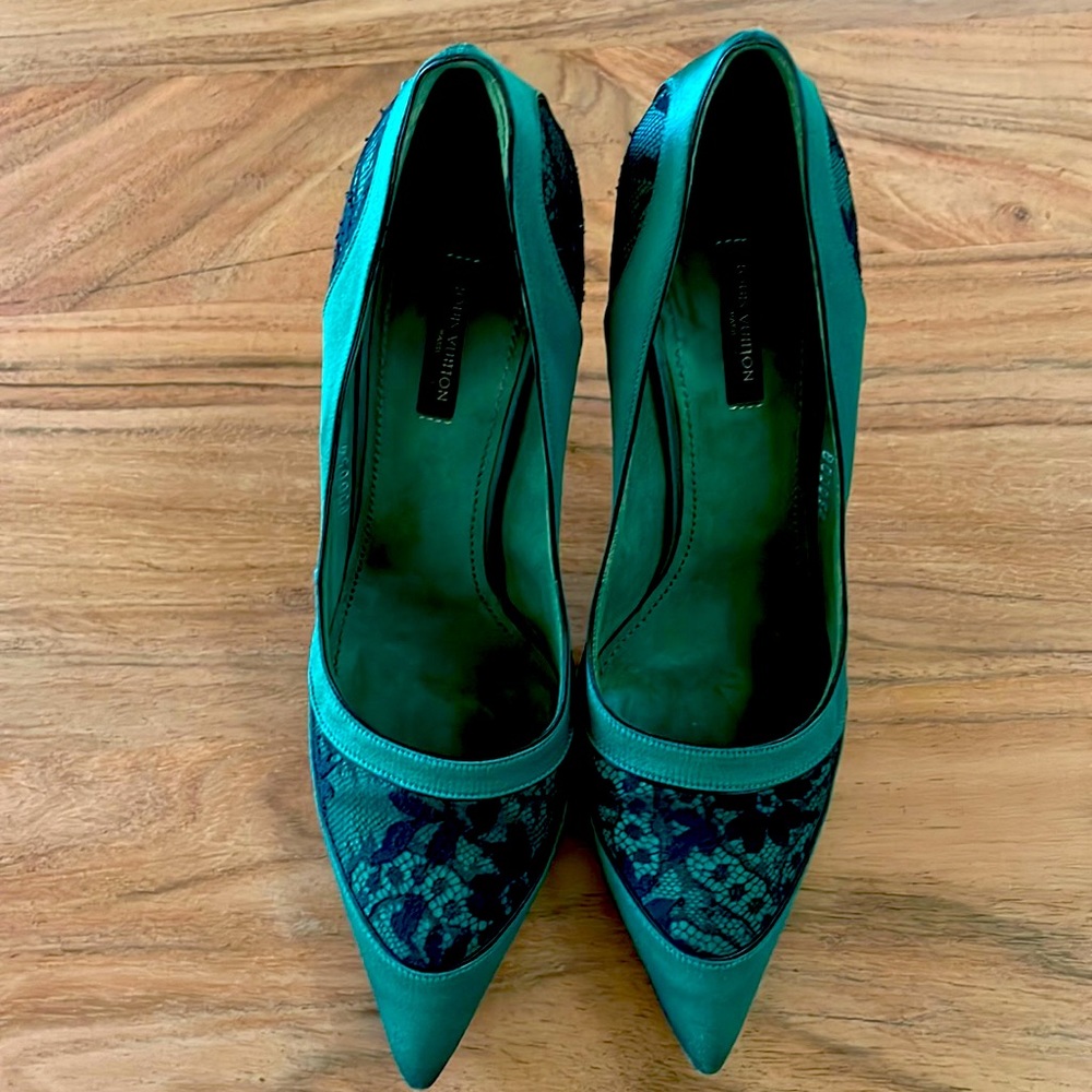 Louis Vuitton green silk and black lace heels
